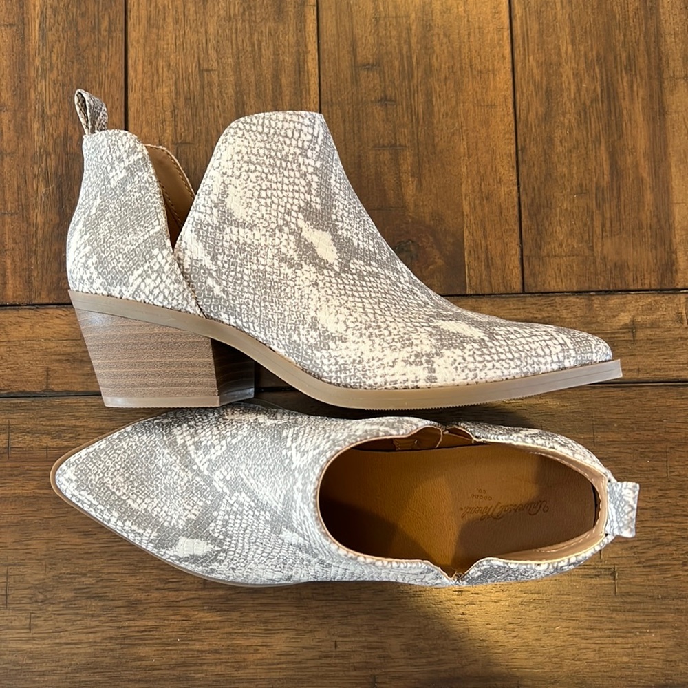 Women’s Universal Thread Ankle Boots